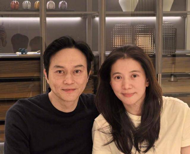 张智霖精力不够想退休，袁咏仪逛街罕见未买包，家中包价值两千万
