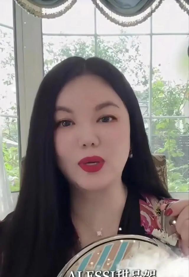 李湘伦敦带女儿王诗龄见世面，李湘黑裙难遮身材，王诗龄显成熟