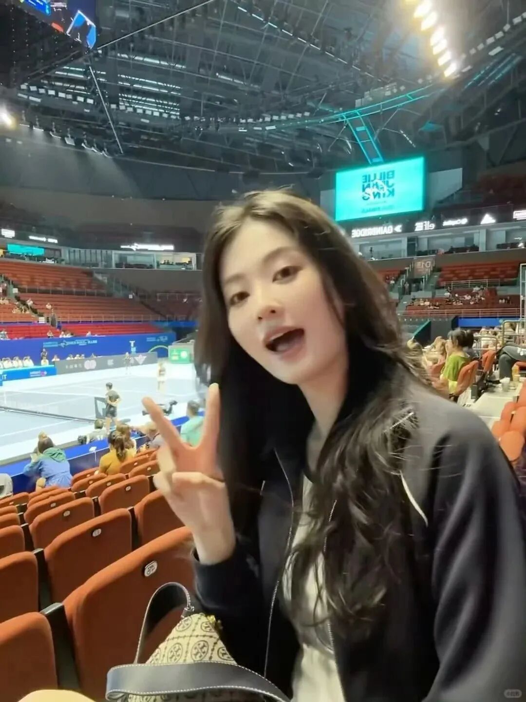 近日，乔欣在社交平台分享了自己的无滤镜美照，瞬间引发了热议。照片中，她身穿清爽的短裙套装，一头长发披在肩头，散发着一种慵懒的气息。这身穿搭简约不失时尚感，黑色的套装衬得她皮肤白皙，整体造型，干练又不失女人味。 这么一看，乔欣的身材实在太