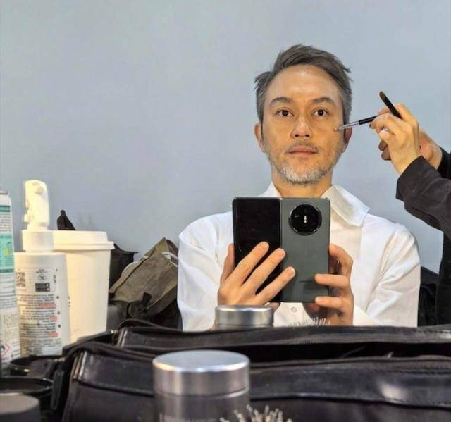 张智霖精力不够想退休，袁咏仪逛街罕见未买包，家中包价值两千万