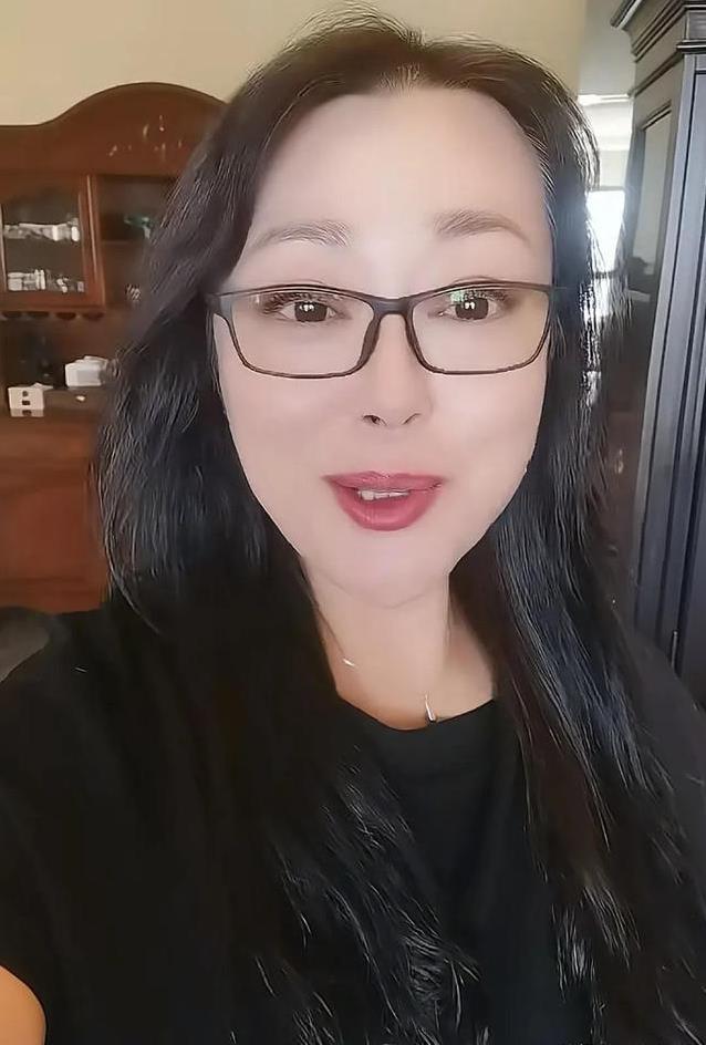 54岁李菁菁惊艳逆袭，吃素多年身形大变，高秀敏女儿点醒她
