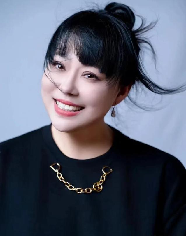 54岁李菁菁惊艳逆袭，吃素多年身形大变，高秀敏女儿点醒她