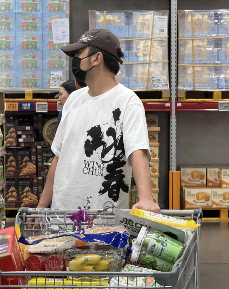 雷佳音夫妇上海山姆购物，40岁翟煦飞身材苗条，二人有意避嫌