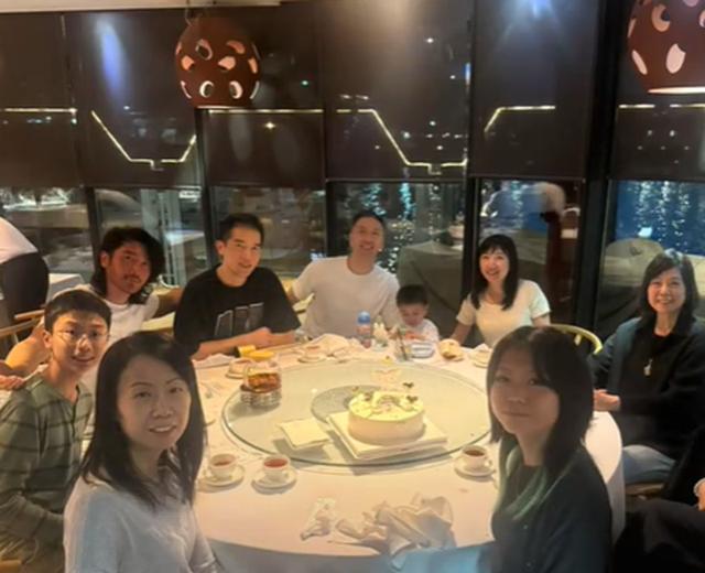 高宇桥携全家为弟弟高以翔过41岁冥诞，高妈妈出镜优雅却很憔悴