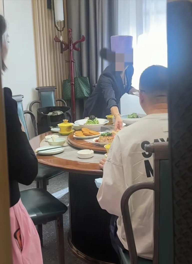 55岁孙红雷现身宁夏，路边吃烧烤，又高又帅像三十岁，已否认移民