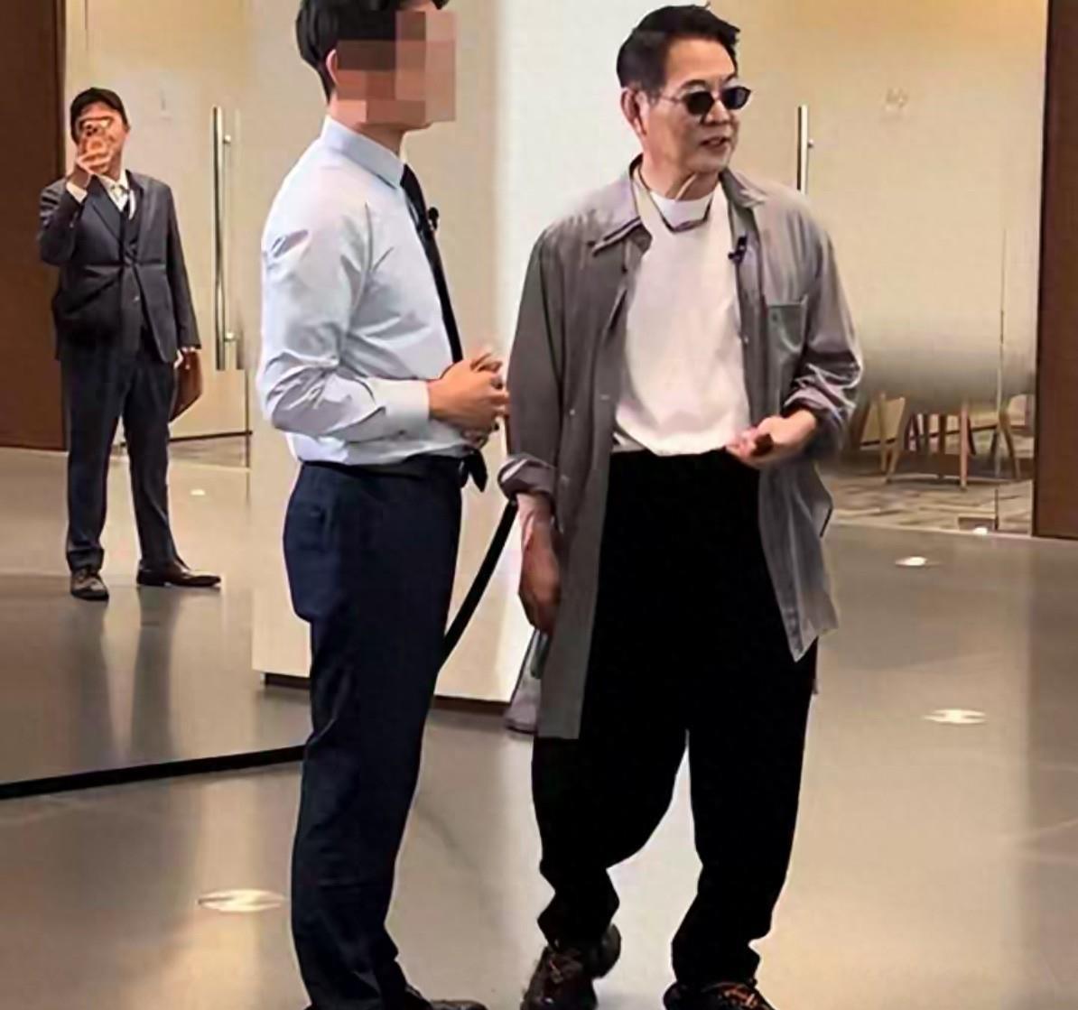 李连杰现身智界4S店，为大女儿提新车陪嫁，脸上凹凸不平太苍老