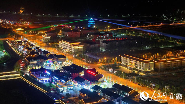 俯瞰春风美酒小镇夜景。人民网 郭昊摄