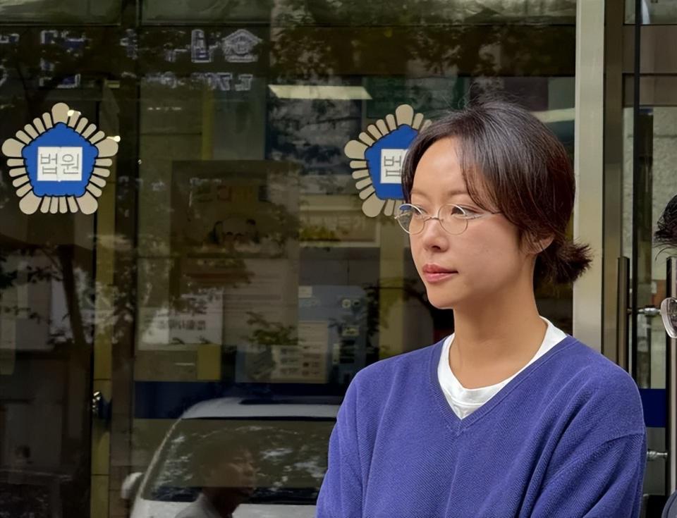 韩女星黄正音侵吞43亿韩元被判缓刑，当庭落泪