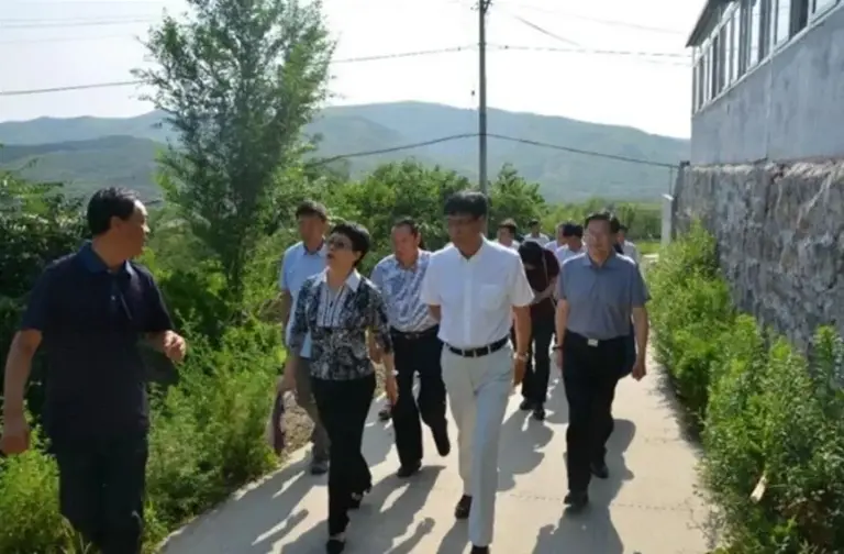 辞去公务员上山养蟑螂，10年养殖40亿只，李延荣如今收入百亿