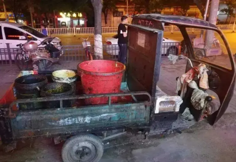 辞去公务员上山养蟑螂，10年养殖40亿只，李延荣如今收入百亿