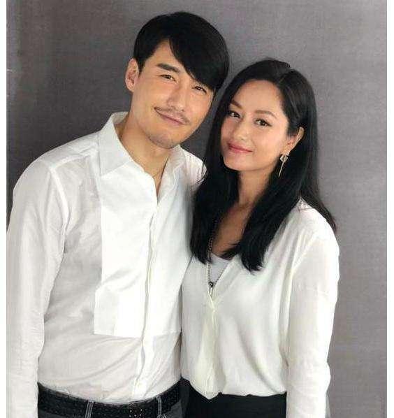 胡兵瞿颖现身巴黎走秀，54岁瞿颖依旧女王范十足，气场太强大