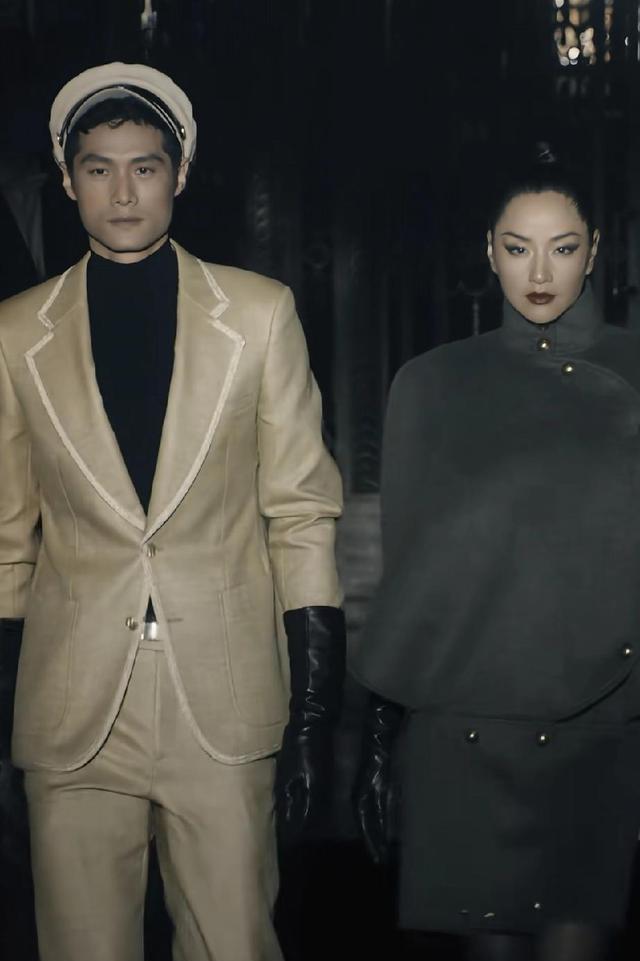 胡兵瞿颖现身巴黎走秀，54岁瞿颖依旧女王范十足，气场太强大