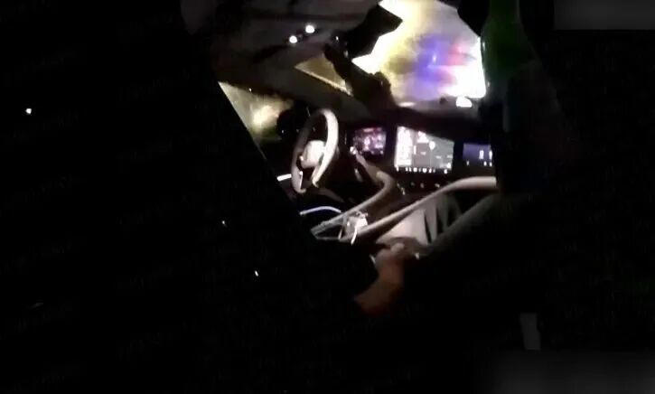 男子聚餐喝醉，启动汽车辅助驾驶后，竟爬到副驾睡着了，法院：拘役45天