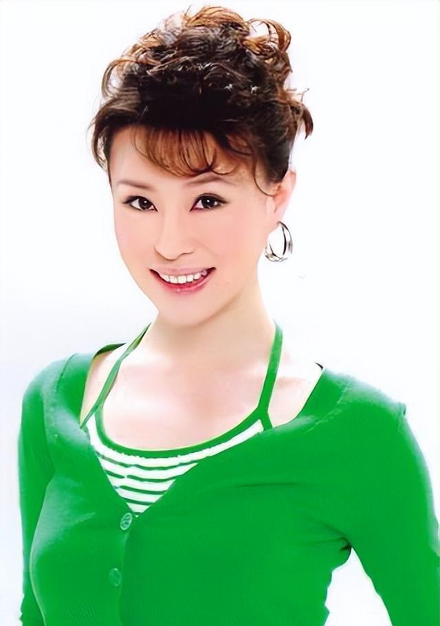 “9登春晚”到“查无此人”, 48岁的民歌天后, 为何至今无人敢娶