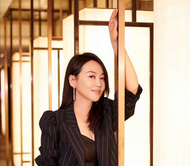 宁愿净身出户，也要与闫妮离婚的邹伟，19 年过去现状如何