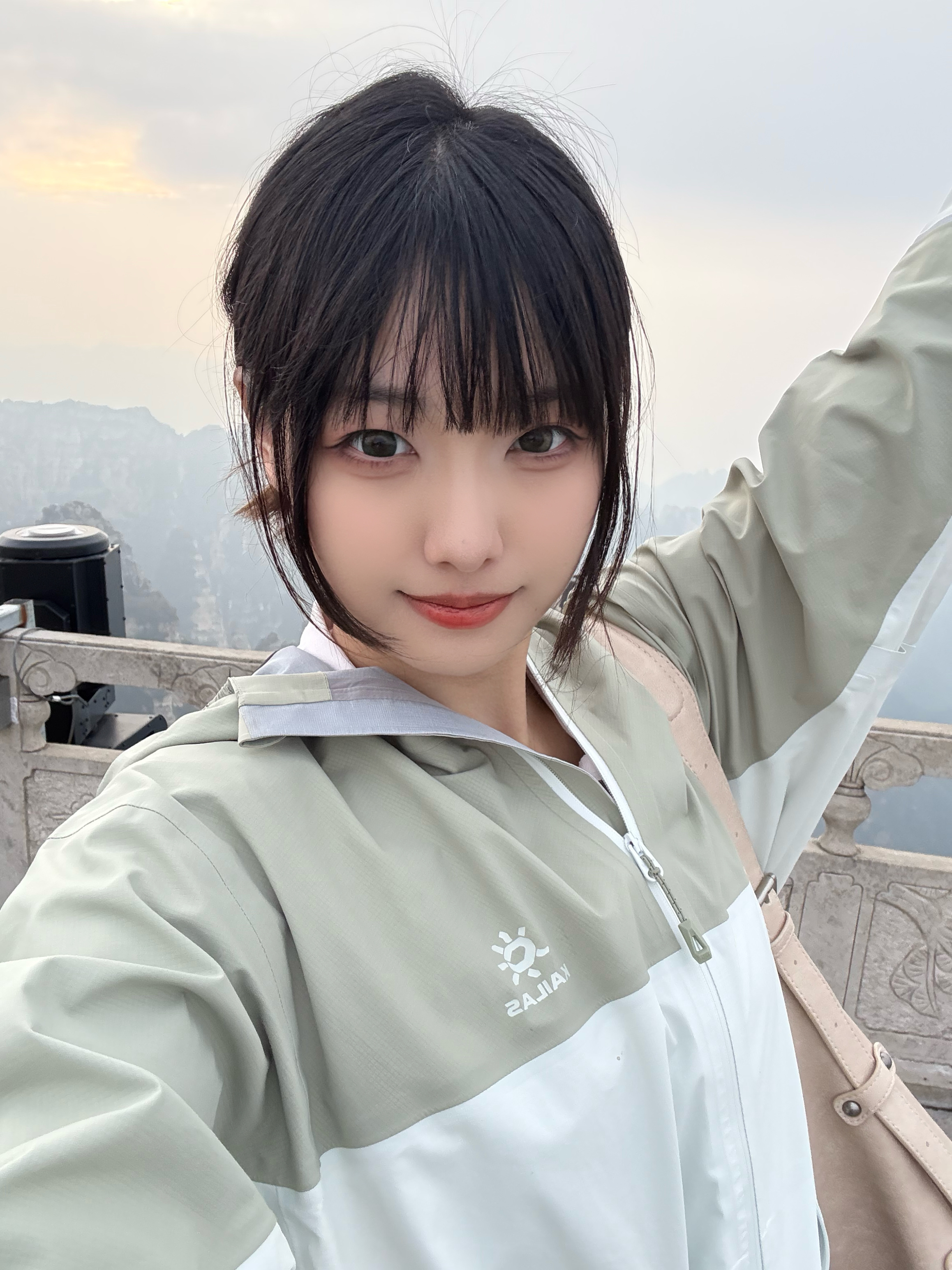 主持周敢敢晒爬山照：总算是爬完了，活人微死了