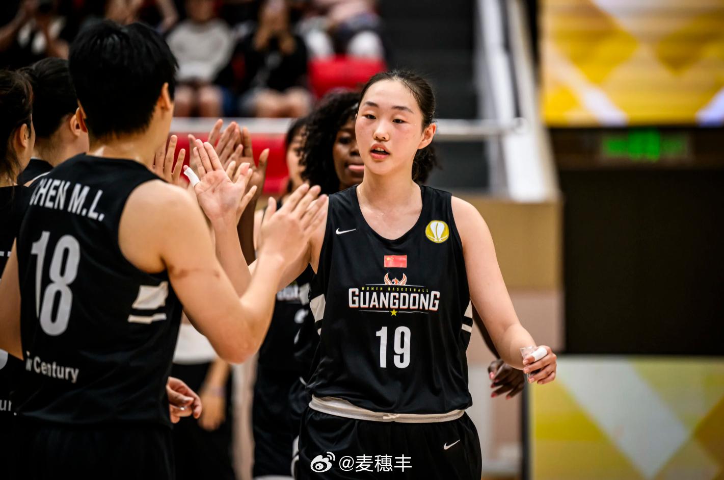 媒体人分享张明珠赛场图集：她是非常有潜质的年轻中锋