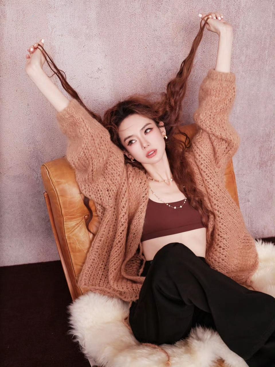 戚薇：松弛感美学！慵懒风教你穿出高级时尚感