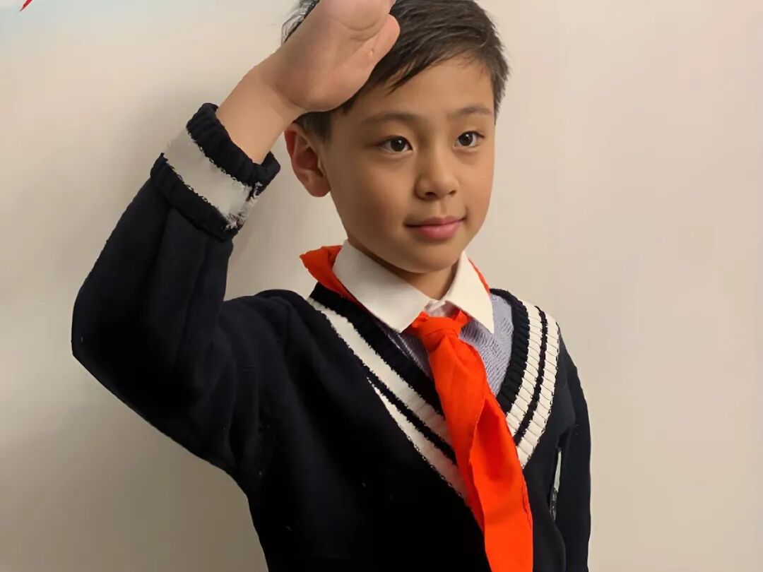 蔡国庆14岁儿子撞脸张晚意，这颜值堪比小鲜肉，果然帅哥都有相似之处