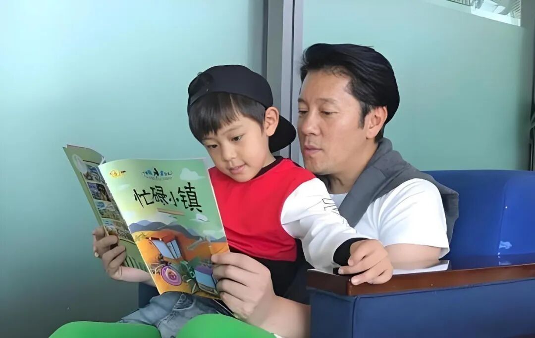 蔡国庆14岁儿子撞脸张晚意，这颜值堪比小鲜肉，果然帅哥都有相似之处