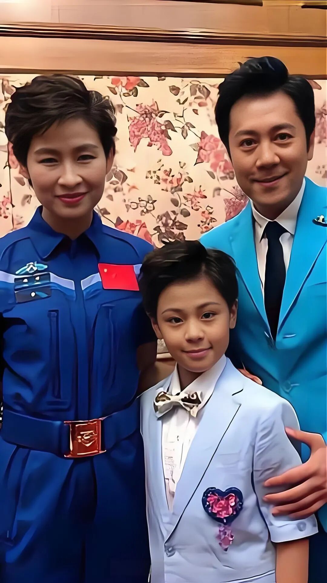 蔡国庆14岁儿子撞脸张晚意，这颜值堪比小鲜肉，果然帅哥都有相似之处