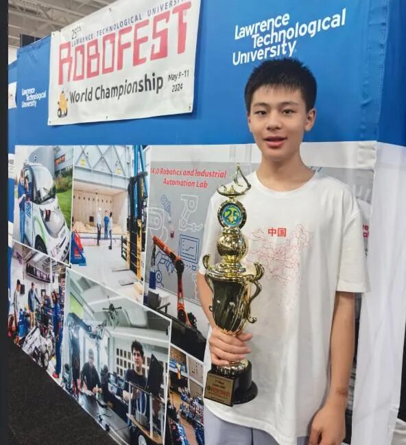 蔡国庆14岁儿子撞脸张晚意，这颜值堪比小鲜肉，果然帅哥都有相似之处