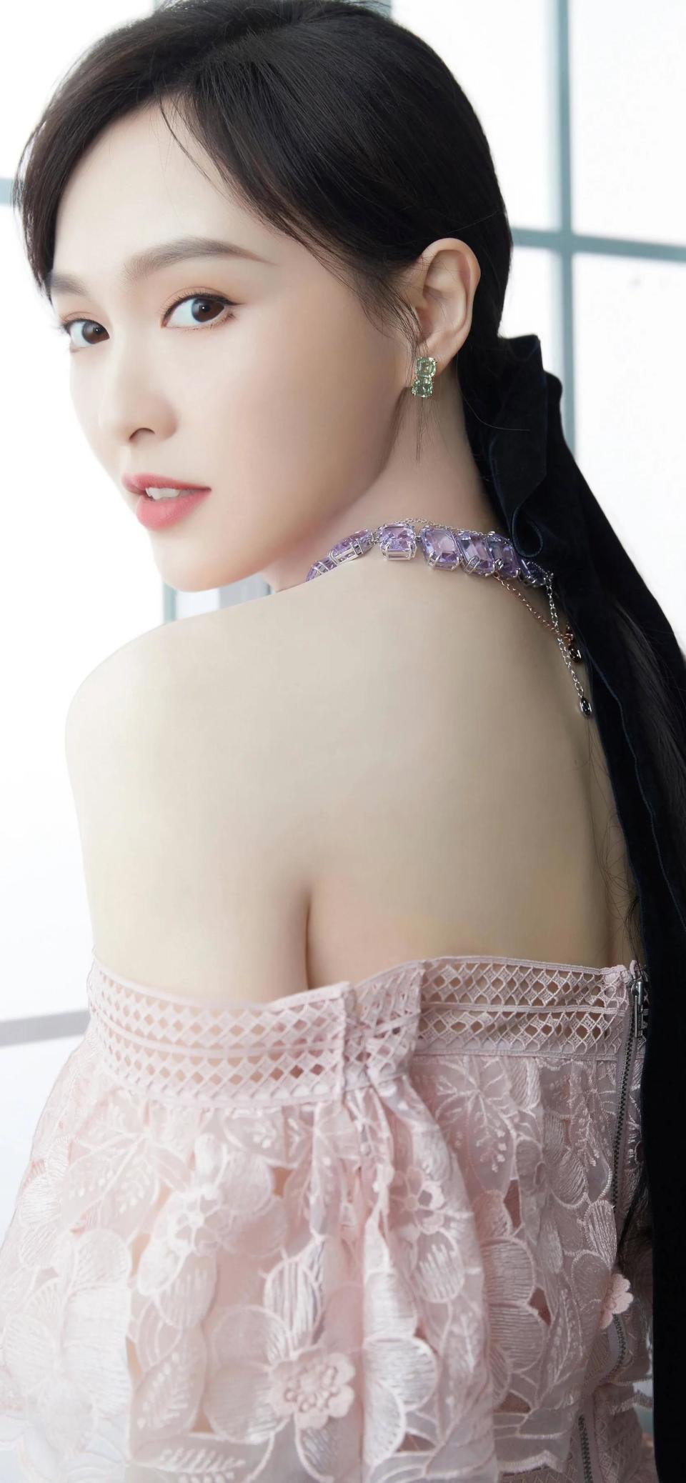 唐嫣：粉色蕾丝浪漫，不愧是 “甜姐天花板”