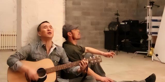 出道十多年后的旭日阳刚，一个早已年入百万，一个却只能在家种田