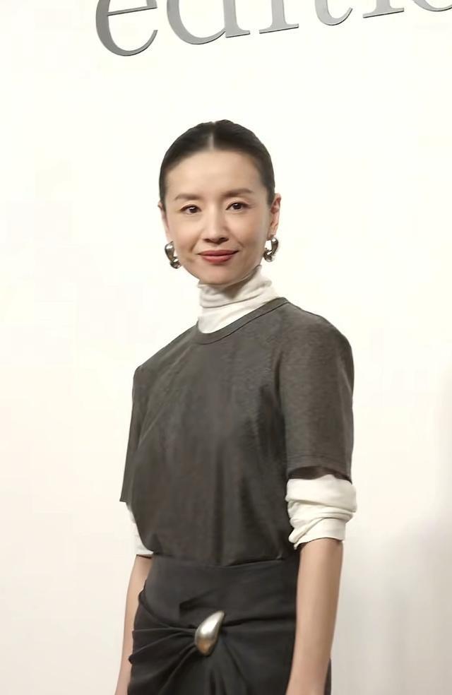 董洁恬静的美，不张扬，内心平和，不争不斗，给人感觉真舒服！