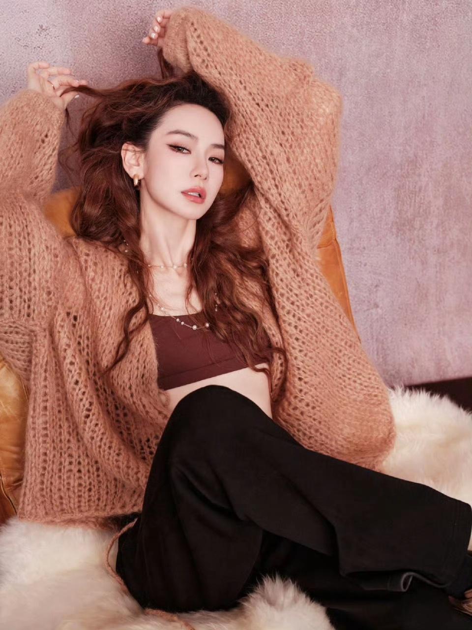 戚薇：松弛感美学！慵懒风教你穿出高级时尚感