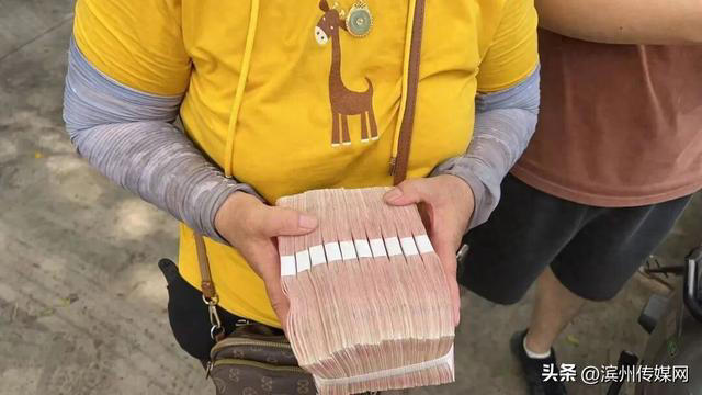 给女儿治病10万现金当垃圾扔了！环卫工连夜翻10吨垃圾找回，历时近11个小时