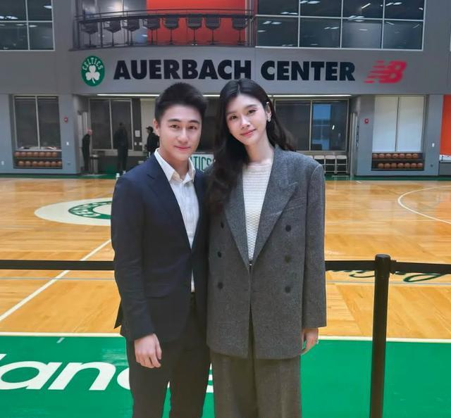 何猷君奚梦瑶亮相波士顿：夫妻俩穿正装参加活动，搭肩合照好甜蜜