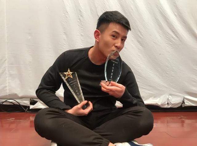 “小孩叔”刘萧旭童年照罕见曝光，没想到那时他“叔感”已经凸显