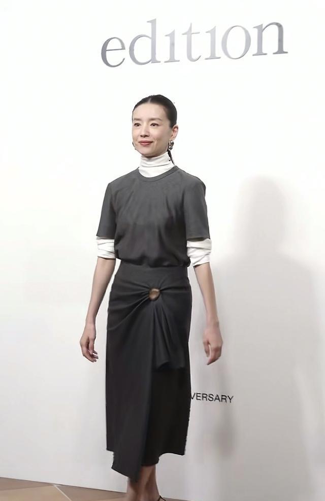 董洁恬静的美，不张扬，内心平和，不争不斗，给人感觉真舒服！