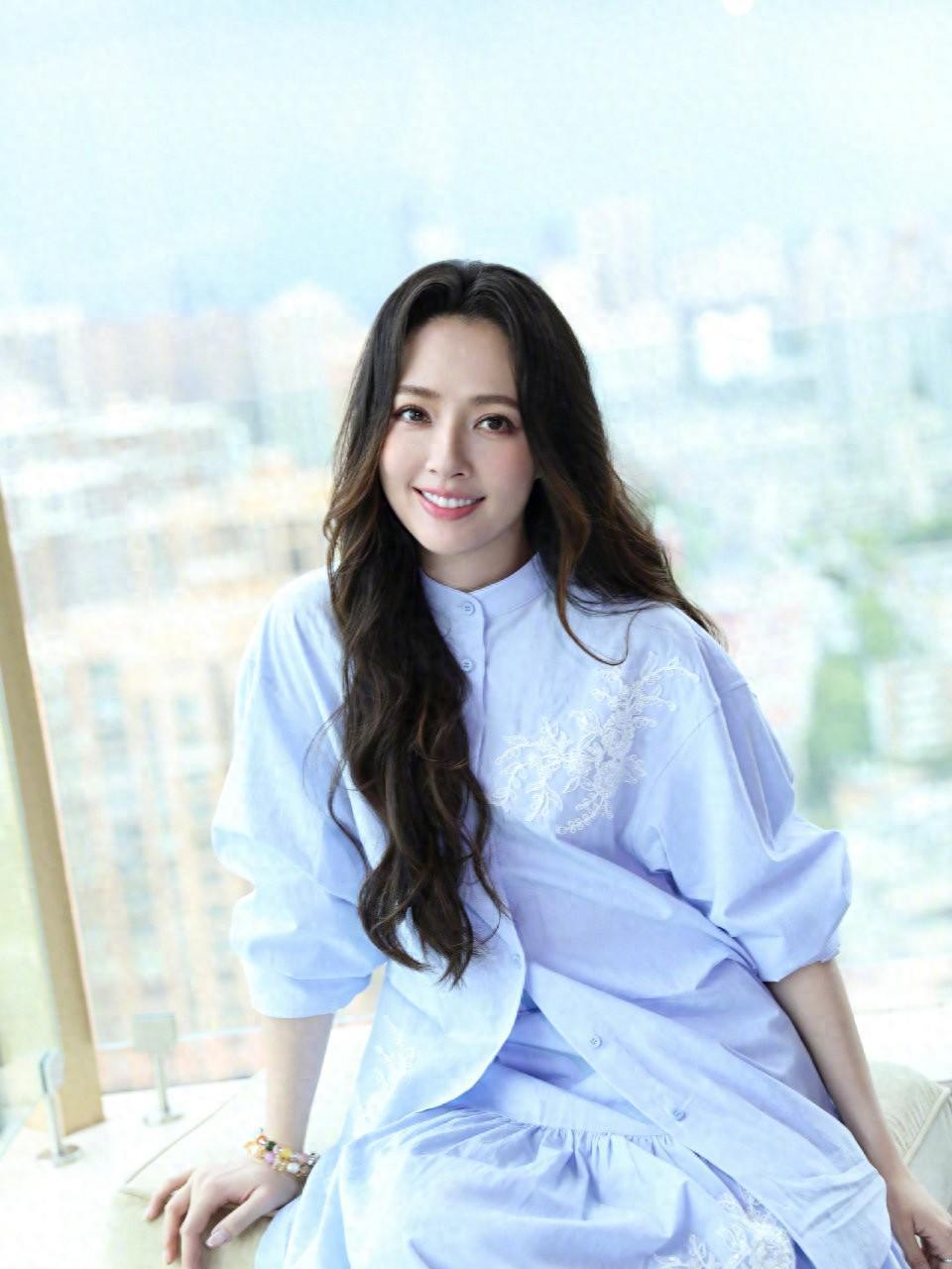 郭碧婷工作踩缝纫机！又美又贤惠梦回“南湘”，凭实力赚钱养娘家