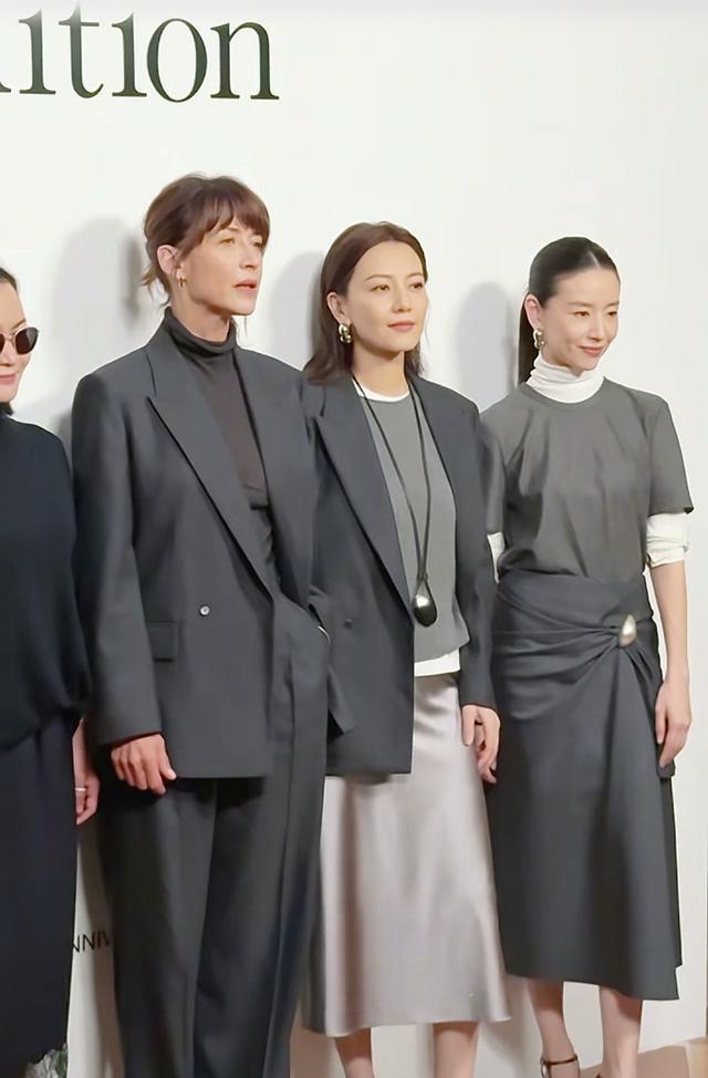 董洁恬静的美，不张扬，内心平和，不争不斗，给人感觉真舒服！