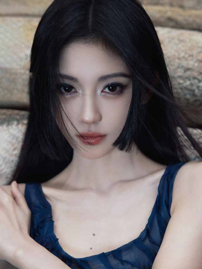 扛住G社生图！31岁鞠婧祎转型深海缪斯，美翻米兰秀场