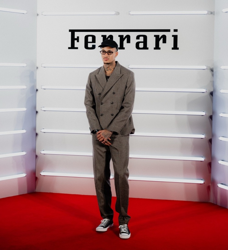  这局有点高端了！库兹马出席法拉利SS26时装秀！ 