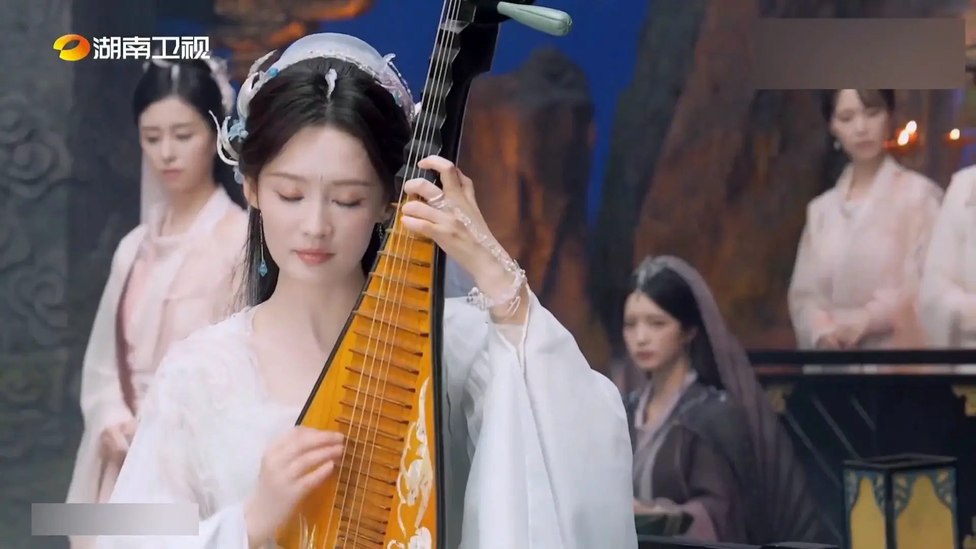 王鹤棣、李沁主演的《咸鱼飞升》官宣杀青