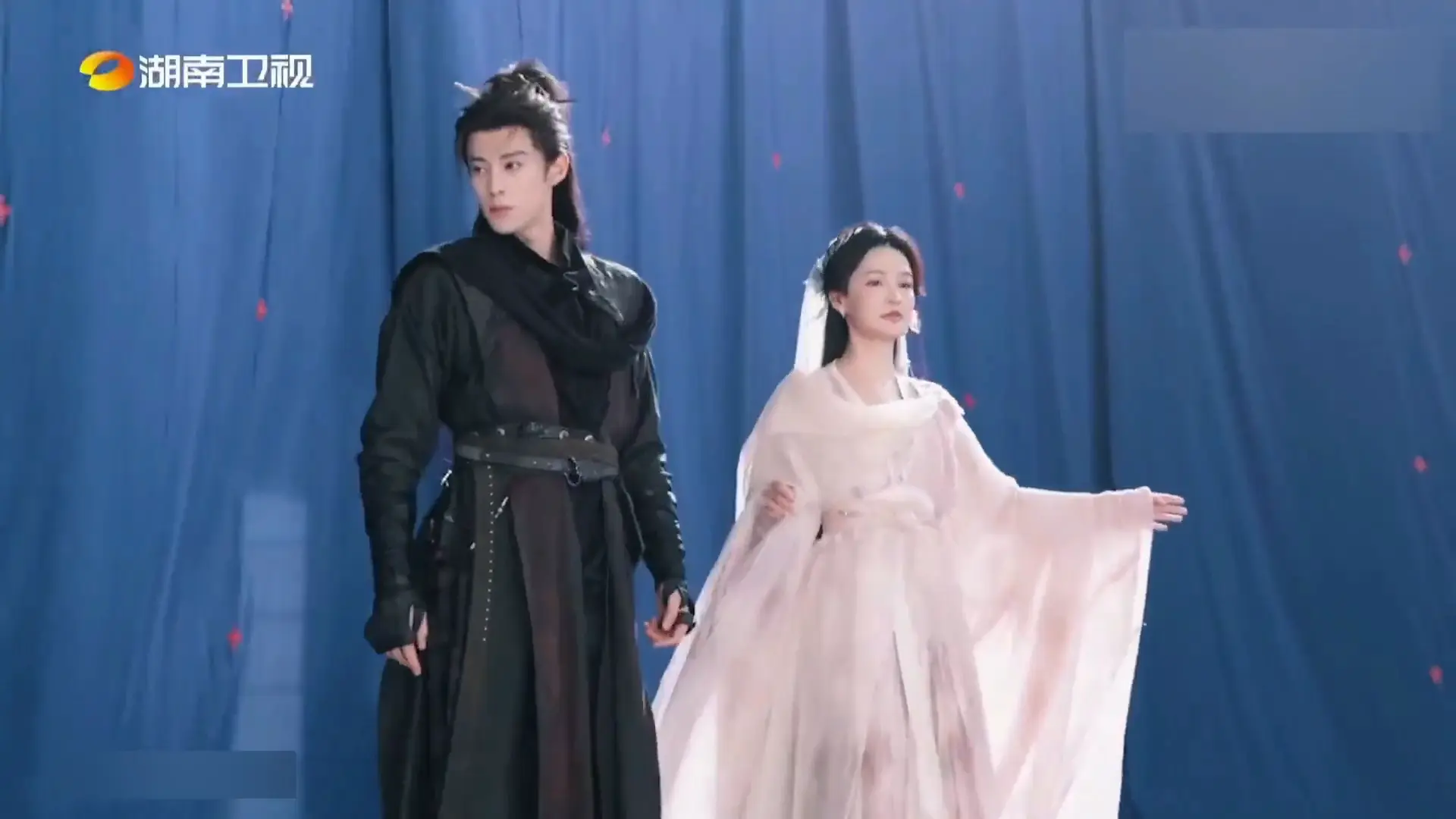 王鹤棣、李沁主演的《咸鱼飞升》官宣杀青