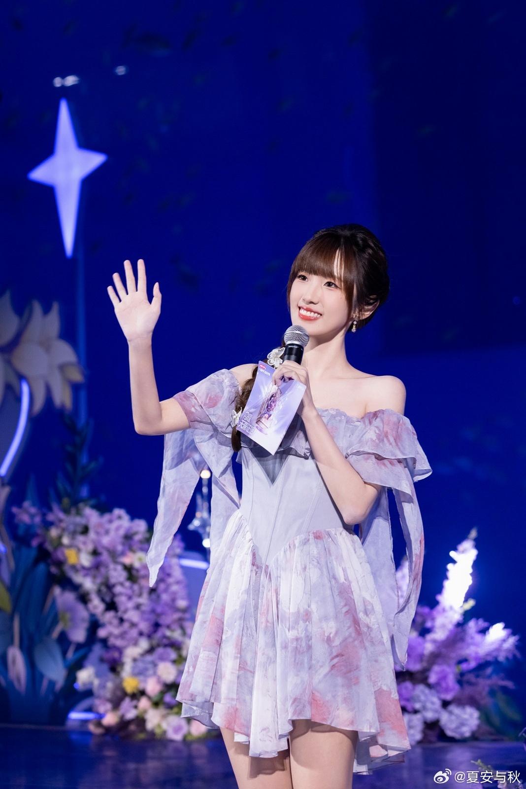 LPL主持夏安晒照：金铲铲之战女子赛下班，很幸福的两天
