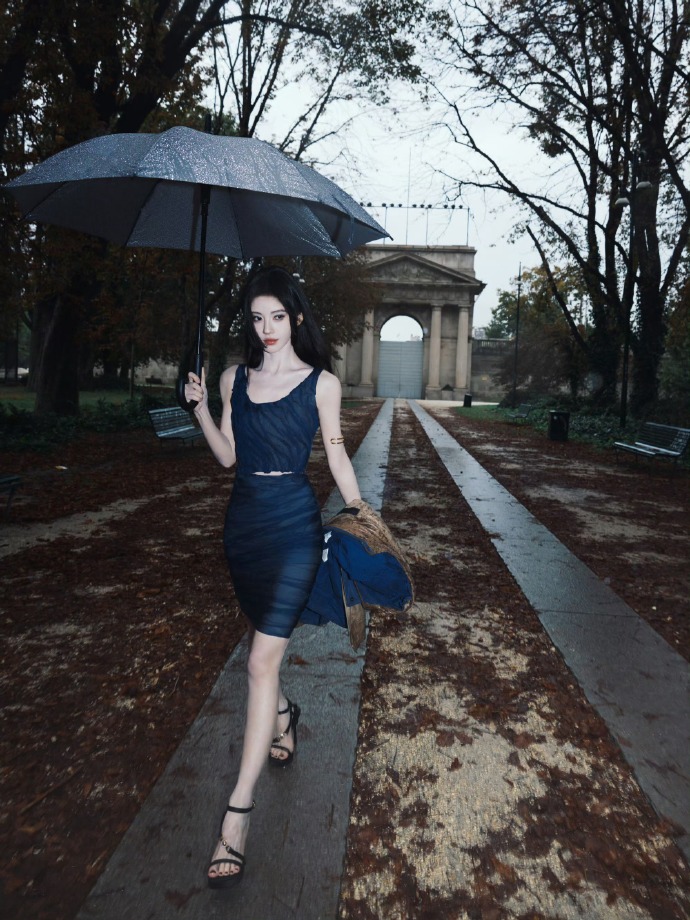 扛住G社生图！31岁鞠婧祎转型深海缪斯，美翻米兰秀场