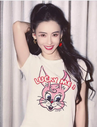 张柏芝高马尾撕拉片美出圈，怼脸拍骨相优越，45岁仍少女感满满