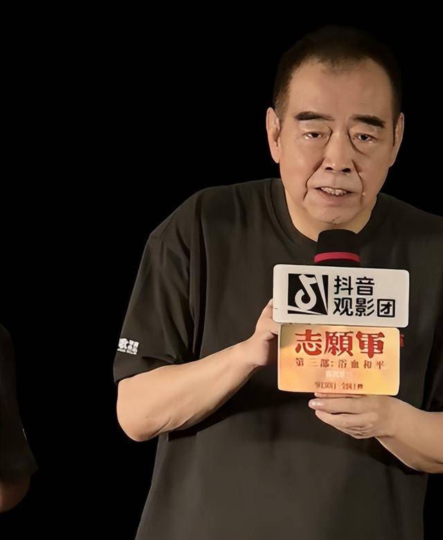 志愿军3首映：73岁陈凯歌老态龙钟，56岁陈红貌美如花，差距真大