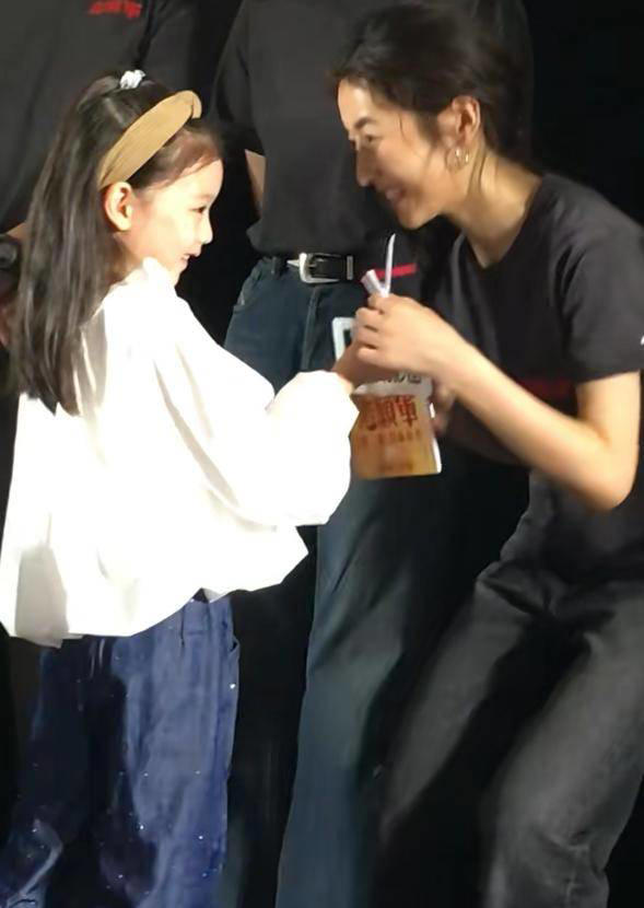 志愿军3首映：73岁陈凯歌老态龙钟，56岁陈红貌美如花，差距真大