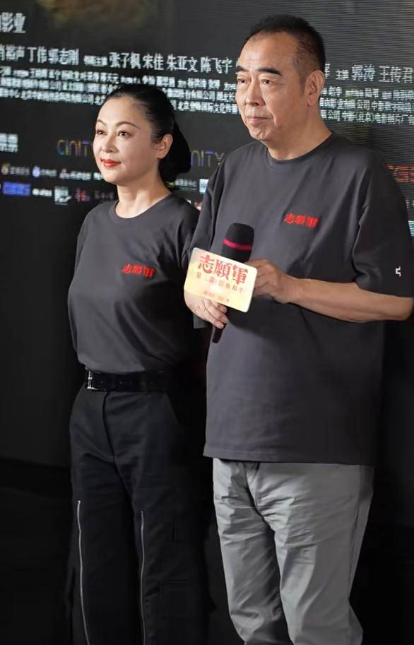 志愿军3首映：73岁陈凯歌老态龙钟，56岁陈红貌美如花，差距真大