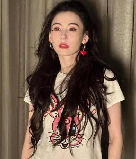 张柏芝高马尾撕拉片美出圈，怼脸拍骨相优越，45岁仍少女感满满