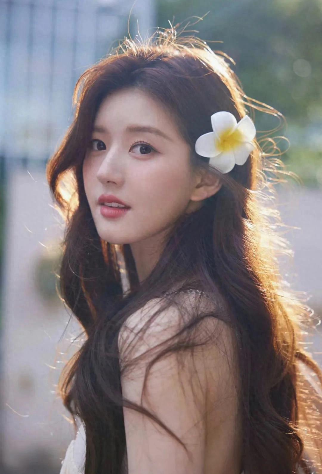 赵露思真是个奇迹，抑郁、手撕公司、直播发疯，归来仍是人气顶流