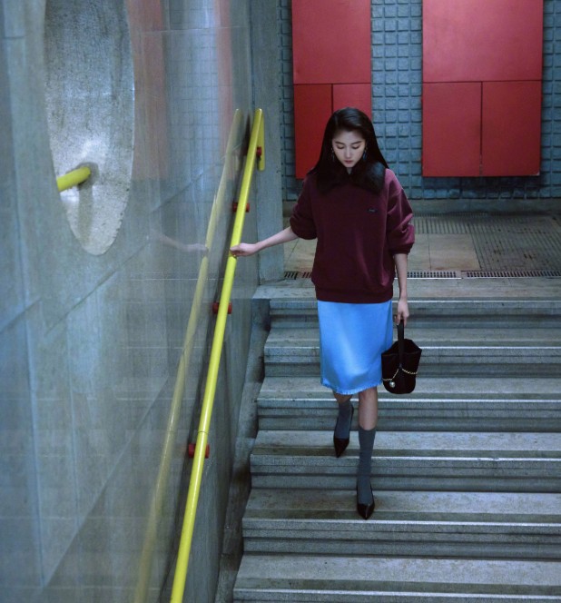 被关晓彤美到！原来袜子选对了，整套造型直接封神