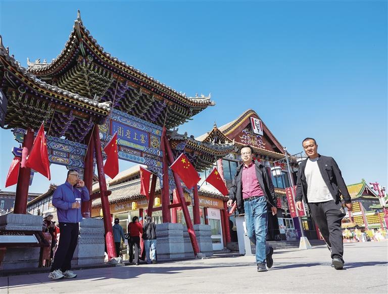 处处飘扬“中国红” 喜气洋洋迎国庆